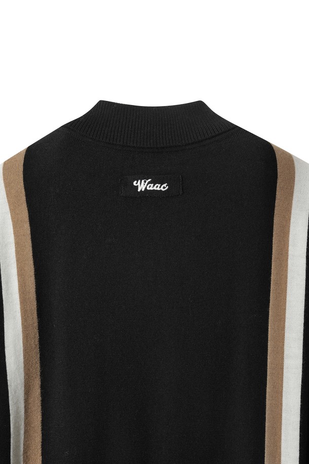 여성용 '캐시필 스트라이프 칼라 스웨터'는 메리노울 소재로 제작되어 부드러운 촉감과 뛰어난 보온성을 제공합니다. 블랙과 베이지 두 가지 색상으로 출시되었으며, 스트라이프 패턴과 로고 디자인이 클래식하면서도 스포티한 무드를 연출합니다. 방풍 안감과 통기성, 흡습 기능으로 겨울철 골프 및 일상에서도 편안하게 착용 가능합니다. 레귤러핏에 긴 소매, 폴로 네크라인, 두꺼운 두께감으로 포근함을 더하며, 인타르시아 편직과 서스펜더 디자인이 특징입니다. 겨울 데일리룩과 골프룩에 모두 활용하기 좋은 스웨터입니다.
