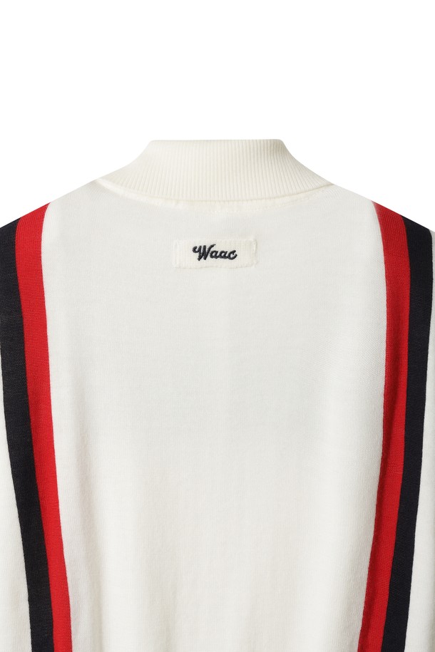 여성 캐시필 스트라이프 카라 스웨터는 울 소재로 제작되어 부드러운 촉감을 선사하며, 방풍 안감과 보온, 통기성, 흡습 기능으로 겨울철에도 따뜻하고 쾌적하게 착용할 수 있습니다. 스포티하면서도 클래식한 무드를 연출하며, 골프룩과 겨울 데일리룩에 모두 잘 어울립니다. 긴 소매 기장의 레귤러 핏 폴로넥 스웨터로, 화이트, 레드, 블랙 세 가지 색상으로 만나볼 수 있습니다. 인타르시아 편직과 서스펜더 디자인으로 포인트를 더한 두꺼운 두께감의 스트라이프 패턴 스웨터입니다.
