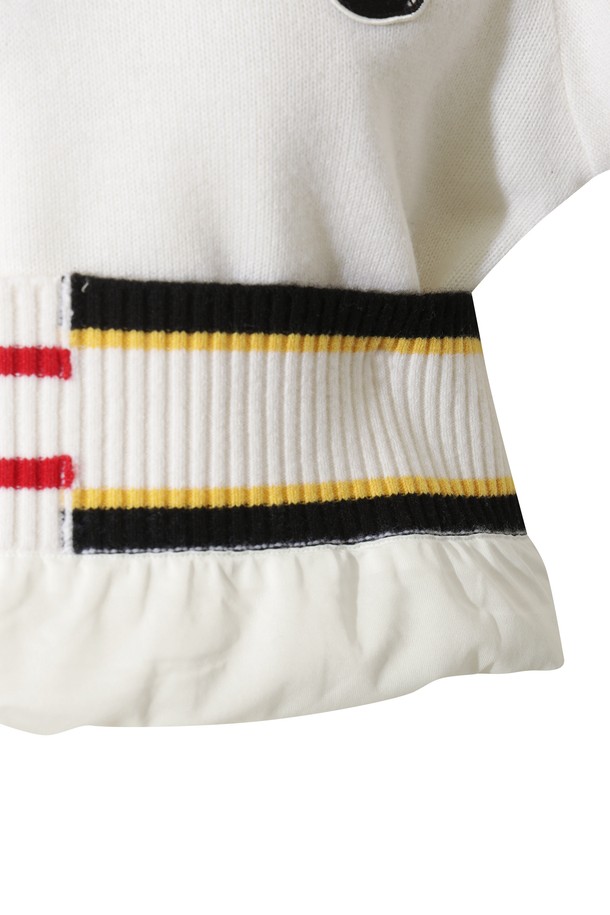 여성 비대칭 립 쿼터-집 스웨터는 골프룩과 겨울 데일리룩에 모두 잘 어울리는 스포티하고 클래식한 매력의 스웨터입니다. 부드러운 울 소재와 두꺼운 두께감으로 겨울철 보온과 방풍 기능을 제공하며, 레귤러핏으로 편안한 착용감을 선사합니다. 화이트 컬러에 립 패턴, 긴 소매, V넥 디자인이 세련된 느낌을 더하며, 밑단의 폼폼 비니 와펜 디테일과 레이어드 디자인으로 포인트를 주었습니다. 집업 여밈 방식은 간편하게 착용할 수 있도록 도와줍니다.
