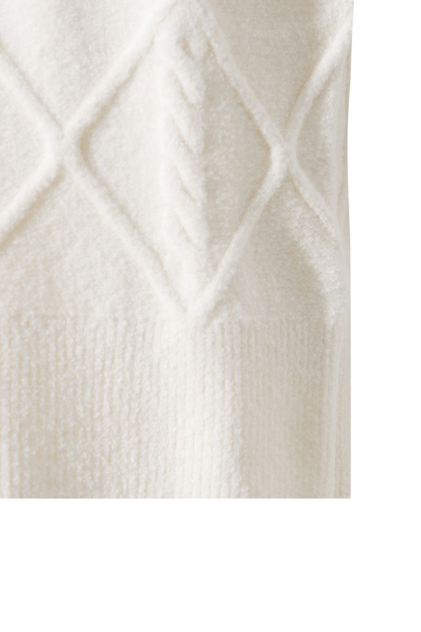 화이트 컬러의 여성용 체인 다이아몬드 니트 베스트입니다. 라운드넥 디자인에 레귤러핏으로 클래식한 스타일을 연출합니다. 간절기에 입기 좋으며, 면 혼방 소재로 제작되어 보온성과 활동성을 동시에 제공합니다. 케이블 및 다이아몬드 패턴이 돋보이며, 와키 폼폼 비니 와펜 디테일이 특징입니다. 골프룩과 일상복 모두에 활용 가능한 미니멀한 디자인의 니트 베스트입니다.
