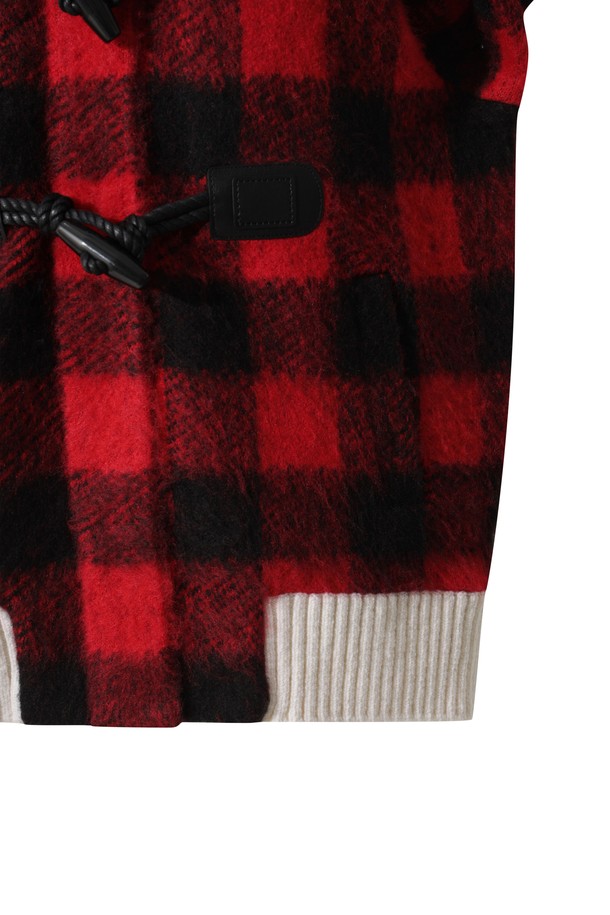 **WOMEN 타탄 체크 니트 블루종 재킷**은 클래식한 스타일을 추구하는 여성 골퍼를 위한 겨울철 필수 아이템입니다. 레드, 블랙, 화이트의 세련된 타탄 체크 패턴이 돋보이며, 부드러운 아크릴 니트 소재로 제작되어 뛰어난 착용감을 선사합니다. 방풍 안감과 보온 기능으로 추운 날씨에도 따뜻하게 라운딩을 즐길 수 있으며, 하이브리드 디자인과 스카프 패턴 자수 디테일이 스타일리시함을 더합니다. 레귤러핏과 지퍼 및 토글 버튼 여밈 방식으로 편안함과 활동성을 보장하는 블루종 자켓입니다.
