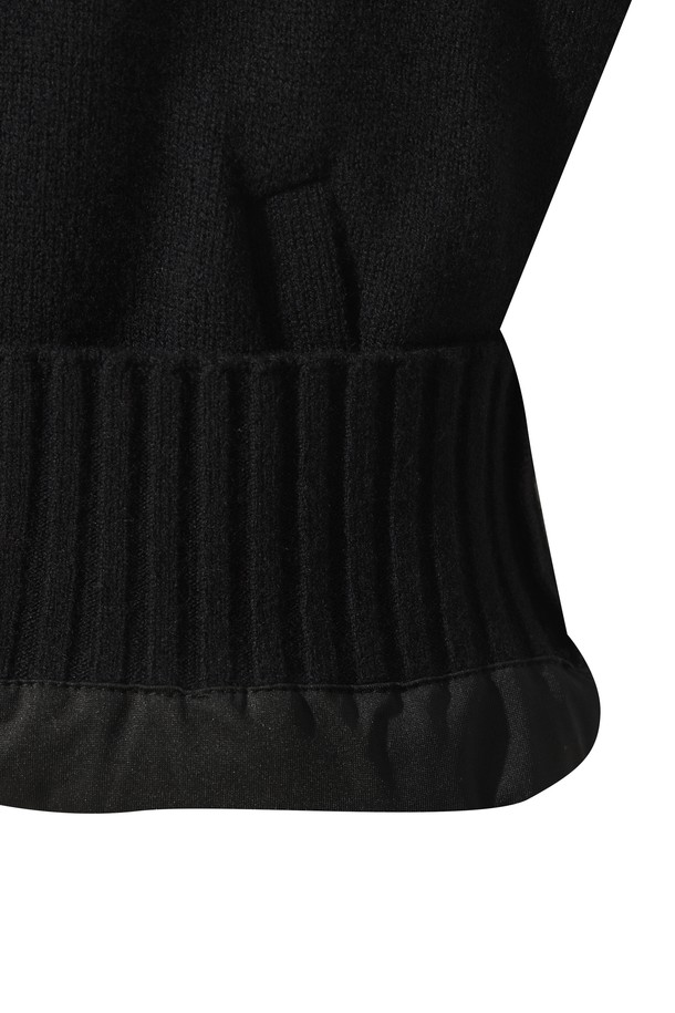 세련된 디자인의 여성 니트 후드 집업 베스트입니다. 부드러운 울 소재와 두꺼운 두께로 가을, 겨울철 따뜻하게 착용하기 좋습니다. 블랙 컬러에 3가지 컬러 배색 포인트가 돋보이며, 후드 립 디테일과 스트링 디테일로 포인트를 더했습니다. 레귤러핏으로 스포티, 캐주얼, 미니멀한 스타일을 연출할 수 있으며, 골프룩으로도 활용하기 좋습니다. 방풍 안감과 집업 방식으로 보온성과 실용성을 높였습니다.
