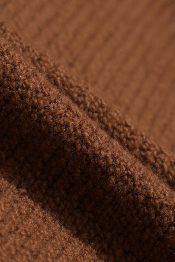 WAACKY(와키) 방풍 로우 게이지 여성 스웨터는 가을, 겨울 시즌에 골프 및 일상에서 캐주얼하게 착용하기 좋은 아이템입니다. 부드러운 울 소재와 두꺼운 두께감으로 보온성을 높였으며, 방풍 안감 처리가 되어 있어 쌀쌀한 날씨에도 쾌적하게 활동할 수 있습니다. 오버핏 크롭 기장으로 스타일리시함을 더하고, 라운드넥 디자인으로 편안한 착용감을 제공합니다. 와키 캐릭터 디자인과 인타르시아 패턴이 돋보이는 브라운 컬러의 긴소매 스웨터로, 캐주얼, 클래식, 미니멀한 스타일을 연출하기 좋습니다.
