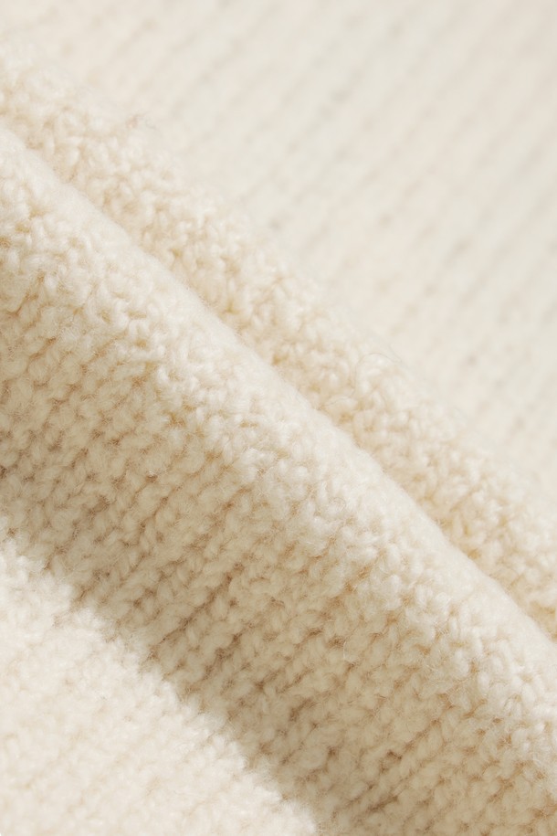 WAACKY(와키) 방풍 로우 게이지 여성 스웨터는 가을, 겨울 시즌에 골프 및 일상에서 캐주얼하게 착용하기 좋은 아이템입니다. 부드러운 울 소재와 두꺼운 두께감으로 보온성을 높였으며, 방풍 안감을 더해 추운 날씨에도 쾌적하게 활동할 수 있습니다. 오버핏 라운드넥 디자인에 와키 캐릭터 인타르시아 무늬가 적용되어 유니크한 포인트를 더했습니다. 아이보리, 블랙 두 가지 색상으로 출시되어 다양한 스타일에 매치하기 용이하며, 긴 소매 기장으로 따뜻함과 스타일리시함을 동시에 잡았습니다.
