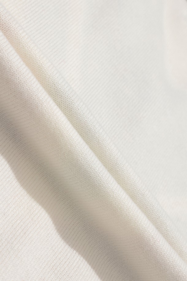 [코리아 TKR] Women V 스트라이프 니트 베스트는 여성 골프룩을 위한 스포티하고 클래식한 스타일의 니트 베스트입니다. 울 소재로 제작되어 겨울철 보온성을 높여주며, 부드러운 촉감이 특징입니다. V넥 디자인에 레귤러핏으로 편안하게 착용 가능하며, 화이트, 블랙, 레드의 세련된 스트라이프 패턴으로 디자인되었습니다. 올림픽 감성 디자인과 WAAC 로고 와펜으로 포인트를 더해 활동적인 무드를 연출합니다. 민소매 스타일로 활동성을 높였으며, 라운딩 시 돋보이는 스타일을 완성합니다.
