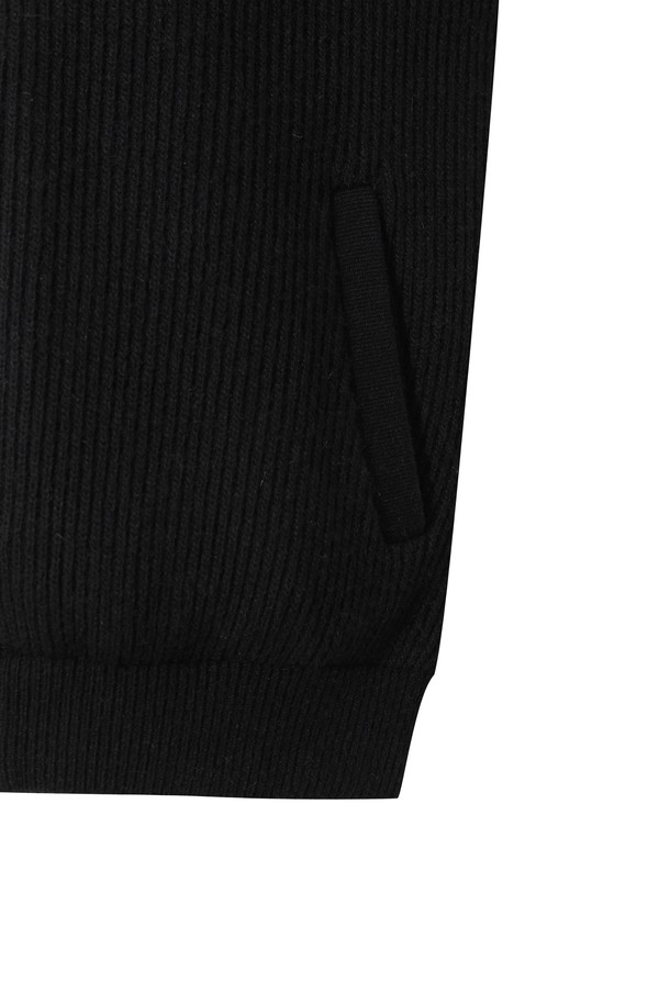 블랙과 브라운 컬러로 구성된 브리오슈 니트 후드 재킷입니다. 여성 골프 및 일상복으로 활용 가능하며, 겨울철 방풍 및 보온 기능을 제공합니다. 레귤러핏으로 제작되었으며, 부드러운 촉감의 울 소재와 두꺼운 두께감으로 포근함을 더했습니다. 긴 소매와 후드 디테일, 로우 게이지 니트 짜임이 특징이며, 집업 스타일로 편안하게 착용할 수 있습니다. 캐주얼, 스포티, 미니멀 스타일을 모두 소화하여 다양한 골프룩 연출에 용이합니다.
