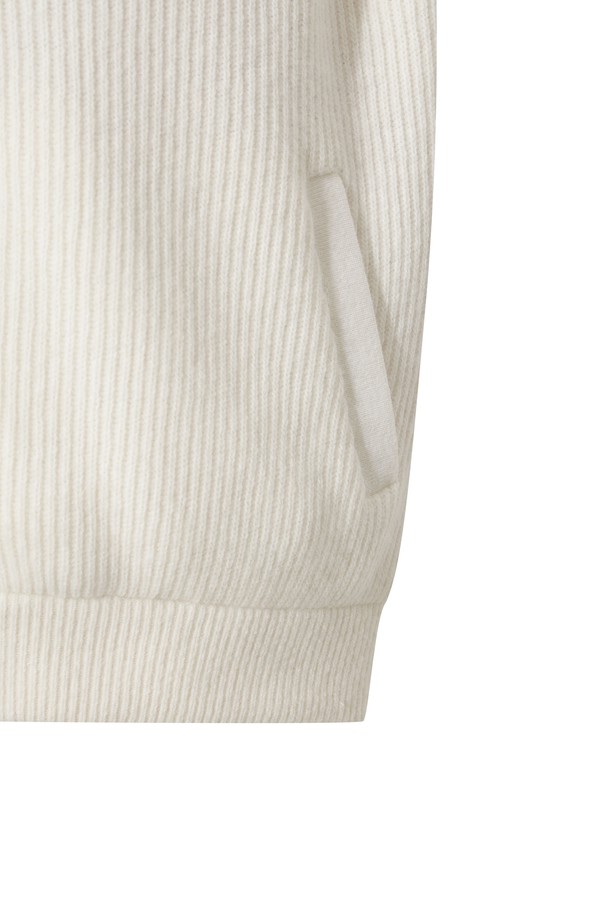 여성 브리오슈 니트 후드 재킷은 겨울철 골프 및 일상생활에서 스포티하고 캐주얼한 스타일을 연출하기에 적합합니다. 포근한 울 소재로 제작되어 두꺼운 두께감과 부드러운 촉감을 선사하며, 방풍 및 보온 기능으로 추운 날씨에도 따뜻하게 착용할 수 있습니다. 브리오슈 니트 패턴과 후드 디자인, 배색 포인트가 돋보이며, 레귤러 핏과 긴 소매 기장으로 편안한 착용감을 제공합니다. 화이트와 핑크 두 가지 컬러로 출시되어 다양한 스타일링이 가능합니다. 집업 스타일로 간편하게 여밀 수 있습니다.
