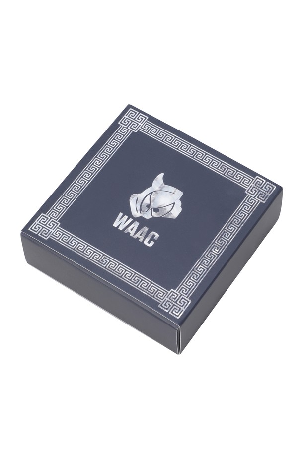 [HANDMADE EDITION] 자개 볼마커 세트는 골프를 즐기는 당신을 위한 특별한 아이템입니다. 천연 자개를 사용하여 제작되어 은은하게 빛나는 화이트와 실버 컬러가 고급스러운 분위기를 연출합니다. 각 세트는 2PCS로 구성되어 있으며, 클립형 디자인으로 편리하게 사용 가능합니다. 섬세한 와키 모티브와 클립 디자인이 필드 위에서 당신의 개성을 드러낼 것입니다. 핸드메이드(handmade)로 제작되어 더욱 특별하며, 골프를 사랑하는 당신에게 훌륭한 선물이 될 것입니다.
