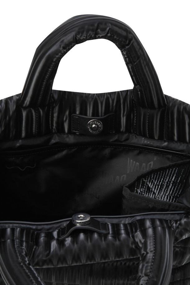 캐주얼한 스타일의 여성 패딩 백입니다. 블랙 컬러의 나일론 소재로 제작되었으며, 미디엄 사이즈에 퀼팅 및 스트라이프 패턴으로 포인트를 주었습니다. 탈부착 가능한 스트랩과 내부 수납공간 분리 기능으로 실용성을 더했으며, 사각 모양에 광택감을 더해 세련된 느낌을 줍니다. 골프룩은 물론, 일상에서도 폭넓게 활용할 수 있는 멀티웨이 패딩 백입니다.
