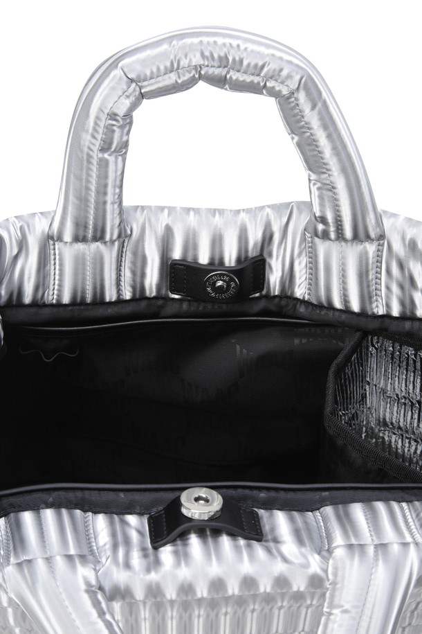 세련된 스타일을 완성하는 여성 패딩 백입니다. 미디엄 사이즈의 사각 쉐입으로, 은은한 광택감과 퀼팅 및 스트라이프 패턴이 돋보이는 디자인입니다. 탈부착 가능한 스트랩으로 토트백, 숄더백, 크로스백 등 다양한 스타일 연출이 가능하며, 내부 분리 수납공간은 실용성을 더합니다. 와키 캐릭터 엠보 패치로 포인트를 주어 클래식, 미니멀, 캐주얼 등 어떤 스타일에도 잘 어울리며, 데이트룩, 모임룩, 출근룩에 모두 활용하기 좋습니다.
