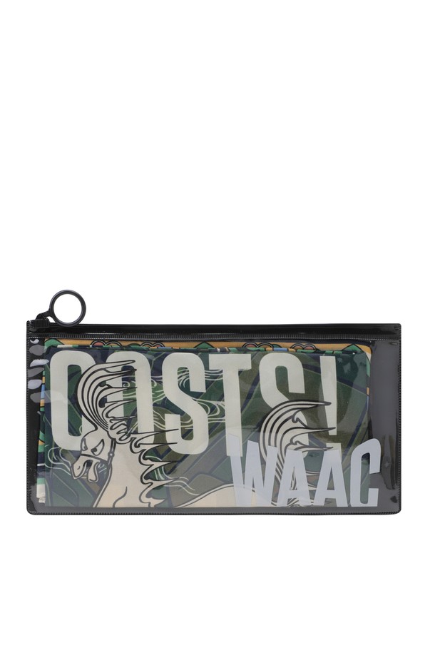 [GYEONGJU EDITION] 스카프는 우아하고 클래식한 분위기를 연출하는 여성용 실크 스카프입니다. 천마도 모티브 디자인의 프린트 무늬가 특징이며 부드러운 촉감과 얇은 두께로 사계절 내내 활용하기 좋습니다. 블루, 그린 두 가지 색상으로 출시되었으며, 65x64cm 사이즈로 제작되었습니다. 데이트룩, 모임룩, 여행룩 등 다양한 TPO에 활용 가능하며, 미니멀, 로맨틱 스타일을 즐겨 입는 분들께 추천합니다. 전용 파우치가 함께 제공되어 소중하게 보관할 수 있으며, 경주 에디션 한정 상품으로 특별함을 더합니다.
