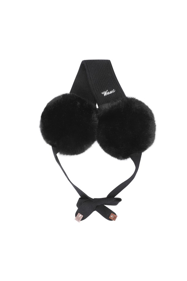 여성 리본 퍼 이어워머는 부드러운 퍼 소재로 제작되어 겨울철 보온성을 높여줍니다. 클래식, 미니멀, 캐주얼 스타일에 모두 잘 어울리며, 골프룩 연출에도 활용할 수 있습니다. 블랙 컬러에 무지 패턴으로 어떤 의상에도 매치하기 용이하며, 가볍고 편안한 착용감을 선사합니다. 사이드 로고 자수 디테일과 와키 캐릭터 레더 탭, 리본 장식이 디자인의 포인트를 더합니다. 턱끈이 있어 활동적인 날에도 안정적으로 착용할 수 있습니다.
