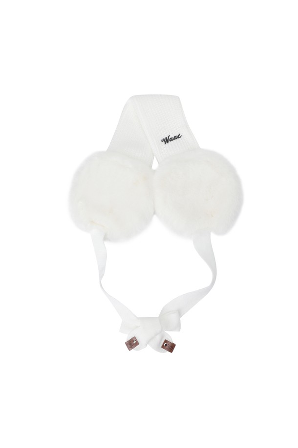 **Women 리본 퍼 이어워머**는 추운 겨울, 골프 라운딩과 일상에서 스타일리시하게 착용할 수 있는 여성용 이어워머입니다. 부드러운 퍼 소재와 두꺼운 두께로 뛰어난 보온성을 제공하며, 가볍고 편안한 착용감을 선사합니다. 화이트 컬러 바탕에 리본 장식과 사이드 로고 자수가 더해져 클래식, 미니멀, 캐주얼 룩에 모두 잘 어울립니다. 턱끈이 포함되어 활동적인 움직임에도 안정감을 유지하며, 턱 끈 끝단에는 와키 캐릭터 레더 탭으로 포인트를 주었습니다.
