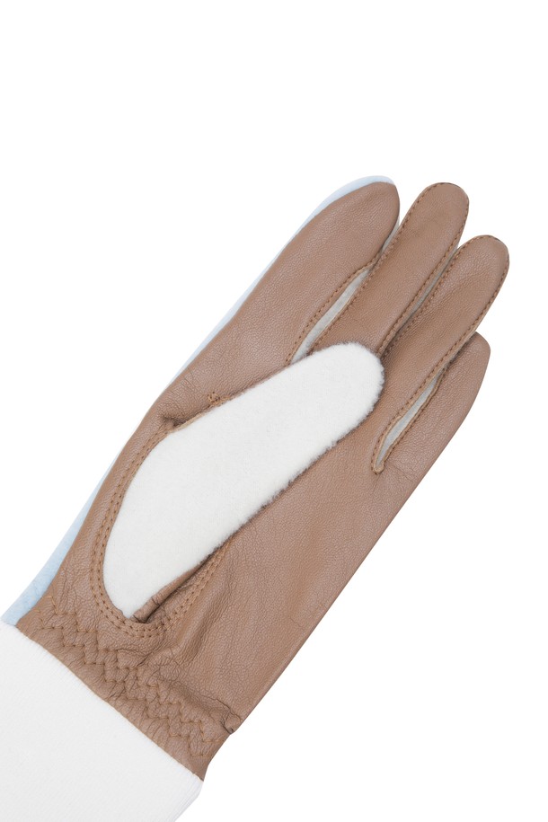 여성용 합성 가죽 골프 장갑(1쌍)입니다. 스카이블루, 브라운, 화이트 세 가지 색상으로 출시되어 골프룩에 맞춰 스타일리시하게 연출할 수 있습니다. 부드러운 합성 가죽과 천연 양가죽 소재를 사용하여 편안한 그립감을 제공하며, 손목 부분의 립 조직 디테일이 돋보입니다. 왼손과 오른손 각각 1개씩 세트로 구성되었으며, 배색 로고 디자인으로 스포티하면서도 미니멀한 스타일을 연출합니다. 클래식한 골프 스타일을 선호하는 여성 골퍼에게 적합합니다.
