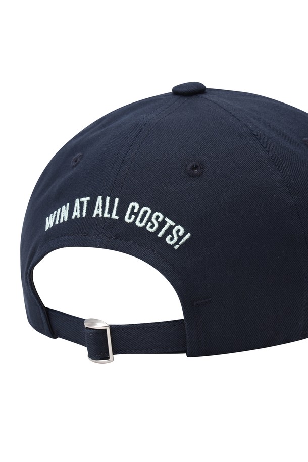 [퍼스트 티 키즈] 남성 볼캡은 골프 및 일상에서 활용 가능한 남성용 볼캡입니다. 네이비 컬러에 레터링 패턴으로 포인트를 주어 캐주얼하면서도 스포티한 스타일을 연출합니다. 챙 넓이는 7cm이며, 벨크로 디자인 장식으로 포인트를 더했습니다. 사이즈 조절과 땀 흡수 기능으로 편안한 착용감을 제공하며, WAAC X First Tee Kids 콜라보레이션 제품입니다. 봄, 여름, 가을 시즌에 착용하기 좋습니다.
