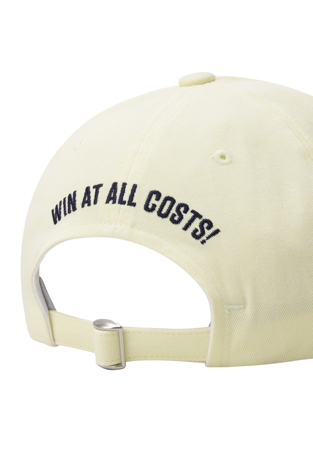 [퍼스트 티 키즈] 남성 볼캡은 골프 및 일상에서 모두 활용 가능한 남성용 볼캡입니다. 아이보리, 화이트 두 가지 색상으로 출시되었으며, 7cm 챙 넓이와 레터링 패턴이 특징입니다. 흡습 기능과 사이즈 조절이 가능한 벨크로 디자인이 적용되어 편안한 착용감을 제공합니다. WAAC X 퍼스트 티 키즈 콜라보레이션으로 제작되어 스포티하고 미니멀한 캐주얼 스타일을 연출합니다.
