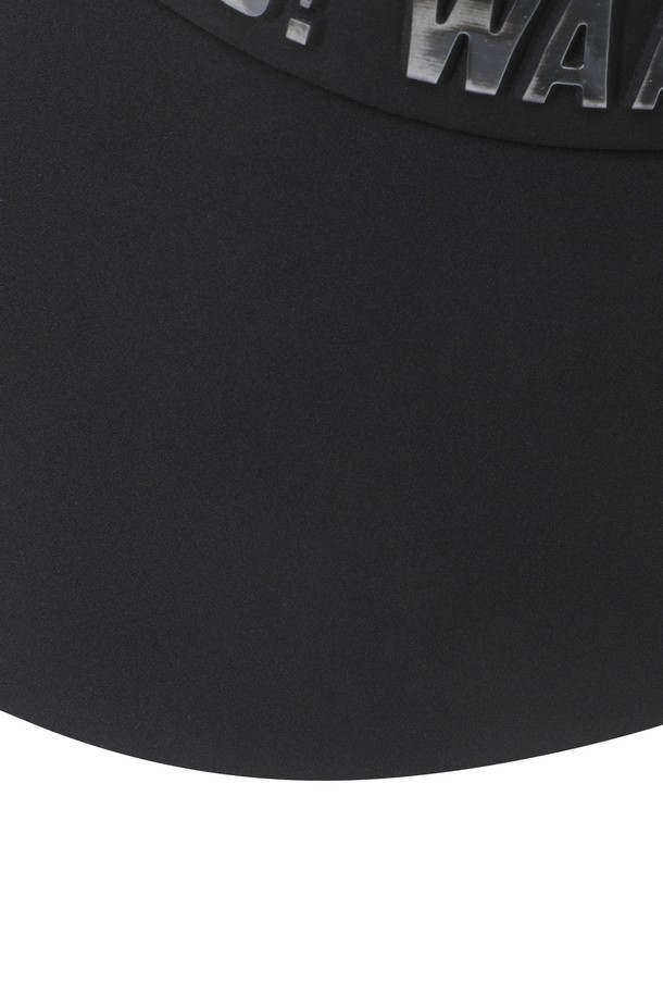 블랙 컬러의 여성 슬로건 바이저입니다. 와이드 챙과 레터링 패턴으로 스포티하면서도 미니멀한 골프룩을 연출합니다. 후면 스트랩으로 사이즈 조절이 가능하며, 땀 흡수를 돕는 이면 땀받이 디테일이 있어 쾌적하게 착용할 수 있습니다. 봄, 여름 시즌 라운딩 시 햇빛을 가려주고 스타일리시함까지 더해줍니다. 골프 활동에 최적화된 디자인으로 편안함과 기능성을 모두 갖췄습니다.
