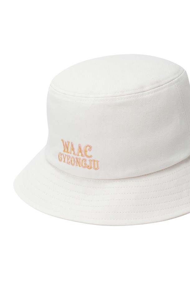 경주 에디션 버킷햇입니다. 여성 골프룩 또는 캐주얼, 미니멀 스타일을 연출하기 좋은 화이트 컬러의 모자입니다. 부드러운 면 소재로 제작되어 편안한 착용감을 선사하며, 챙 넓이는 6cm입니다. 귀여운 금관을 쓴 와키 캐릭터가 포인트로 들어가 있으며, 얇은 두께감으로 봄, 여름 계절에 착용하기 좋습니다. 턱끈이 있어 활동적인 날에도 모자를 안정적으로 착용할 수 있습니다.
