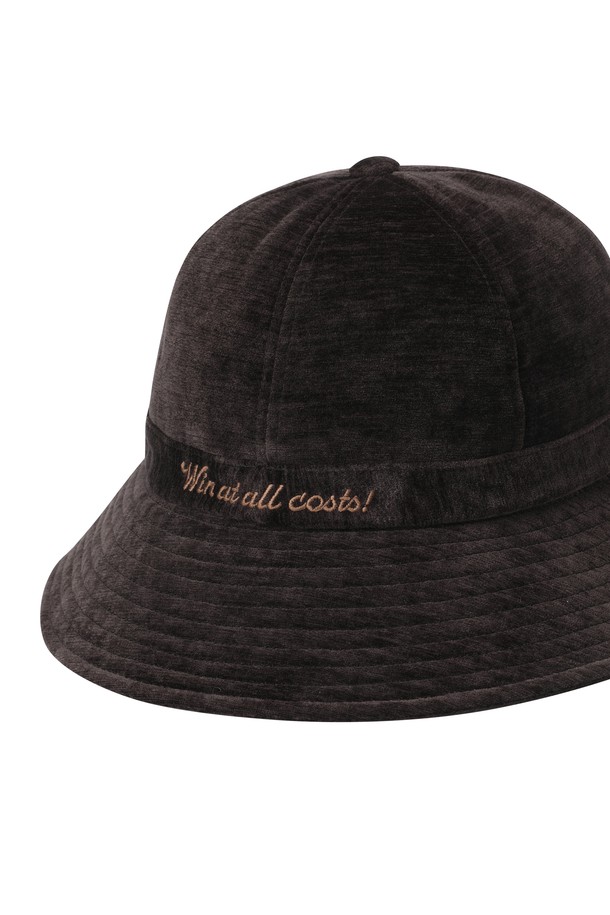 부드러운 코듀로이 소재와 벨벳 소재를 사용하여 제작된 여성 코듀로이 버킷햇입니다. 브라운과 아이보리 두 가지 색상으로 출시되어 다양한 골프룩과 일상룩에 매치하기 좋습니다. 챙 넓이 7cm로 햇빛을 효과적으로 가려주며, 자수 디자인이 포인트로 더해져 클래식, 캐주얼, 미니멀 스타일 모두 소화 가능합니다. 턱끈이 있어 활동적인 날에도 안정적으로 착용할 수 있으며, 가볍고 부드러운 촉감으로 편안함을 선사합니다. 봄, 가을 시즌에 활용하기 좋은 아이템입니다.
