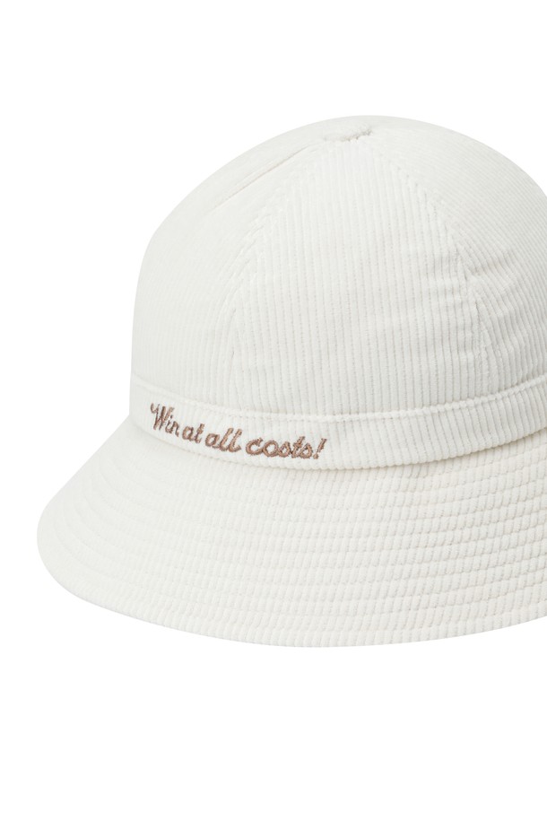 부드러운 촉감의 여성 코듀로이 버킷햇입니다. 브라운과 아이보리 두 가지 색상으로 제공되며, 봄, 가을 시즌에 착용하기 좋습니다. 캐주얼, 클래식, 미니멀 스타일 모두 소화 가능하며, 골프룩 연출에도 활용할 수 있습니다. 챙 넓이는 7cm이며, 귀여운 캐릭터 또는 로고 자수 디자인으로 포인트를 더했습니다. 가볍고 턱끈이 있어 활동적인 날에도 편안하게 착용할 수 있습니다.
