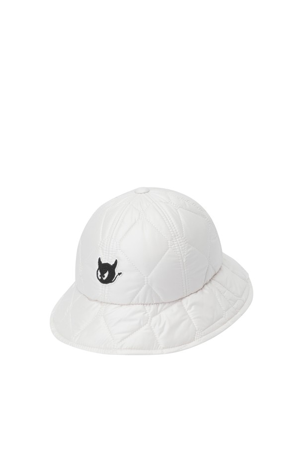 겨울철 라운딩과 일상에서 따뜻함과 스타일을 책임지는 여성 이어워머 패딩 버킷햇입니다. 부드러운 패딩 소재와 두꺼운 두께감으로 뛰어난 보온성을 제공하며, 6cm 챙으로 햇빛을 효과적으로 가려줍니다. 귀를 따뜻하게 감싸는 이어워머 디테일이 추운 날씨에도 쾌적한 착용감을 선사합니다. 와키 캐릭터 자수 패치로 포인트를 더해 캐주얼하면서도 미니멀한 골프룩을 완성할 수 있습니다. 턱끈과 사이즈 조절 기능으로 편안한 착용감을 누려보세요.
