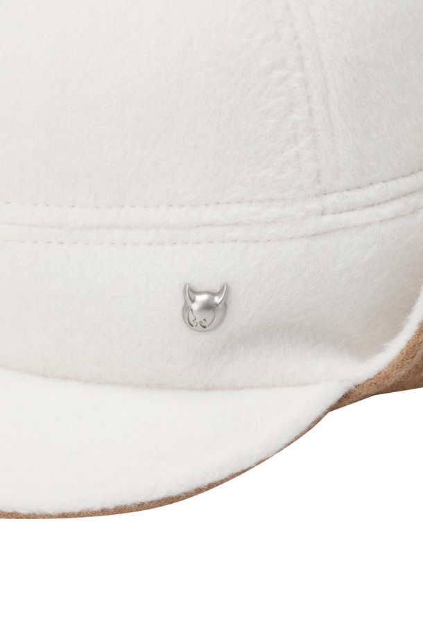 여성 폼폼 니트 햇은 가을, 겨울 시즌에 따뜻함과 스타일을 동시에 선사하는 모자입니다. 부드러운 니트 소재로 제작되어 편안한 착용감을 제공하며, 4cm 챙으로 포근한 느낌을 더합니다. 리얼 퍼 폼폼 장식과 양 사이드 스냅 디테일이 돋보이며, 폼폼은 탈부착이 가능하여 다양한 스타일 연출이 가능합니다. 골프룩, 캐주얼, 미니멀, 클래식 등 어떤 스타일에도 매치하기 좋은 실용적인 아이템입니다. 보온 기능을 갖춘 무지 디자인으로, 따뜻하고 세련된 겨울 스타일을 완성하세요.
