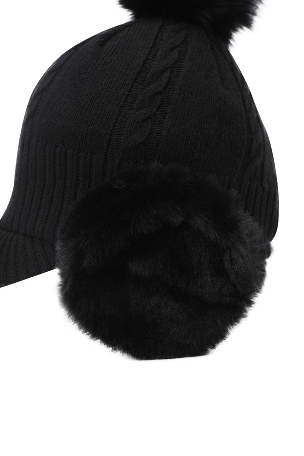 여성 이어 워머 니트 모자는 겨울철 골프 라운딩과 일상에서 모두 활용하기 좋은 방울 장식의 클래식 스타일 니트 모자입니다. 부드러운 촉감의 니트와 퍼 소재를 사용하여 보온성을 높였으며, 두꺼운 두께감으로 추운 날씨에도 따뜻하게 착용할 수 있습니다. 케이블 패턴 디자인이 돋보이며, 귀를 덮어주는 이어 워머 스타일로 보온성을 더욱 강화했습니다. 여성스러운 디자인과 뛰어난 보온성으로 겨울철 패션 아이템으로 활용하기 좋습니다.
