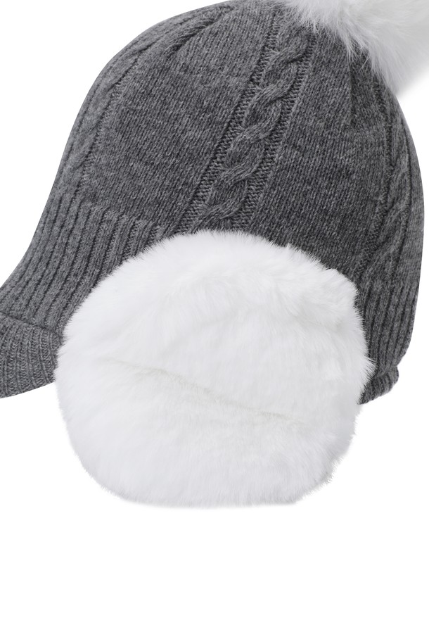 따뜻함과 스타일을 모두 갖춘 여성 이어워머 니트햇입니다. 부드러운 니트 소재와 퍼 소재가 혼방되어 포근한 착용감을 선사하며, 꽈배기 패턴으로 클래식한 무드를 더했습니다. 겨울철 골프 라운딩룩 또는 일상복에 매치하여 세련된 스타일을 연출할 수 있습니다. 보온성을 높여주는 이어워머 디자인과 방울 디테일이 돋보이며, 방울은 탈부착이 가능하여 다양한 스타일을 연출할 수 있습니다. 당신의 겨울 스타일링에 포인트를 더해보세요.
