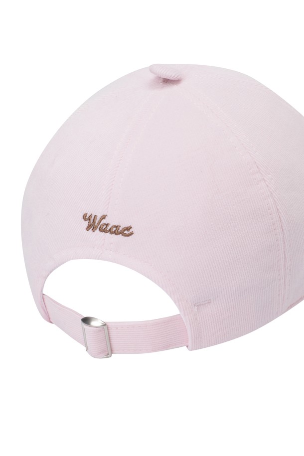 따뜻함과 스타일을 모두 갖춘 여성 코듀로이 이어 워머 캡입니다. 겨울철 골프룩을 위한 클래식, 미니멀, 캐주얼 스타일의 모자로, 부드러운 촉감의 코듀로이와 니트 소재를 사용하여 편안한 착용감을 선사합니다. 두꺼운 두께감으로 보온성을 높였으며, 턱끈 디테일이 있어 안정적인 핏을 제공합니다. 무지 디자인으로 어떤 스타일에도 잘 어울리며, 추운 날씨에도 따뜻하고 세련된 골프룩을 연출할 수 있습니다.
