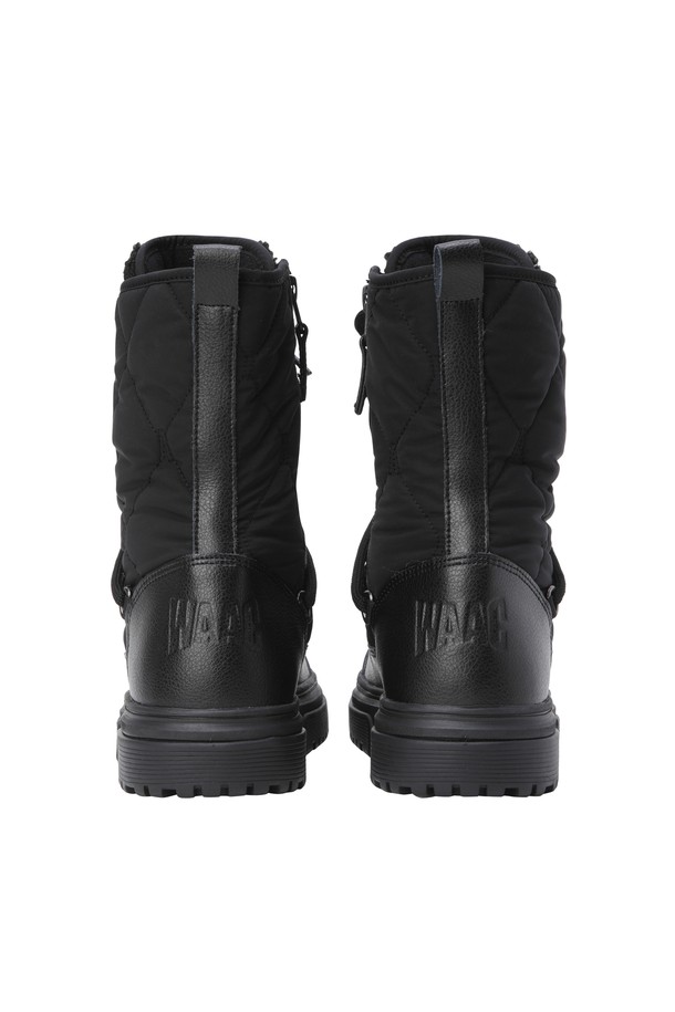 여성 겨울 부츠는 겨울철 골프룩과 일상룩에 모두 잘 어울리는 제품입니다. 블랙 컬러의 미들컷 부츠로, 퀼팅 갑피와 쿠셔닝 인솔, 보아털 및 패딩 안감으로 따뜻함과 편안함을 제공합니다. 4cm 굽 높이와 사이드 지퍼, 뒷축 스트랩, 무지 패턴, 스트랩 여밈 디테일이 특징이며, 클래식, 미니멀, 캐주얼 스타일을 연출하기 좋습니다.
