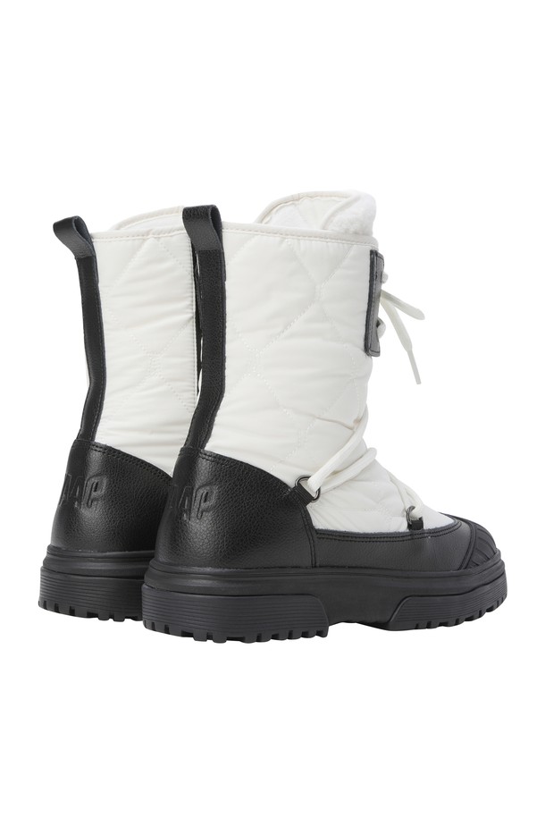 여성 겨울 부츠는 화이트와 블랙 두 가지 색상으로 출시되었습니다. 퀼팅 소재와 플랫 굽(4cm) 디자인으로 편안함과 스타일을 동시에 만족시킵니다. 안감은 보아털과 패딩 처리되어 뛰어난 보온성을 제공하며, 사이드 지퍼와 뒷축 스트랩으로 착용이 용이합니다. 쿠셔닝 인솔이 적용되어 편안한 착용감을 선사하며, 골프룩과 캐주얼, 미니멀, 클래식 스타일 모두에 잘 어울립니다.

