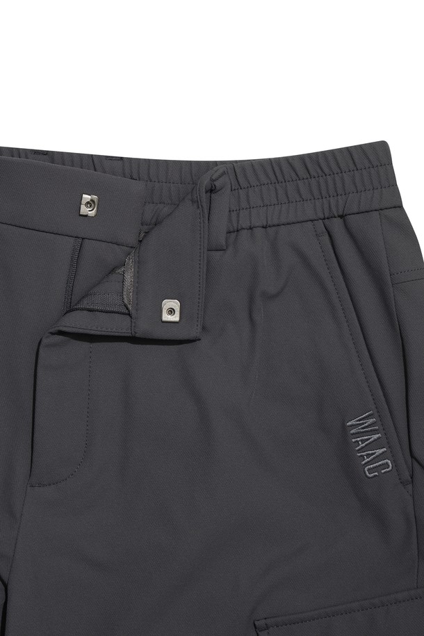 남성용 소프트 브러쉬드 우븐 조거 팬츠입니다. 부드러운 촉감의 기모 안감으로 제작되어 겨울철 보온성을 높였습니다. 스판덱스, 나일론 혼방 소재로 제작되어 활동성이 뛰어나며, 스포티, 캐주얼, 미니멀 스타일을 연출하기 좋습니다. 무지 디자인에 조거 핏으로 편안함을 더했으며, 골프룩 또는 일상복으로 활용 가능합니다. 고신축성, 힙 포켓, 카고 포켓 디테일이 돋보이는 제품입니다.
