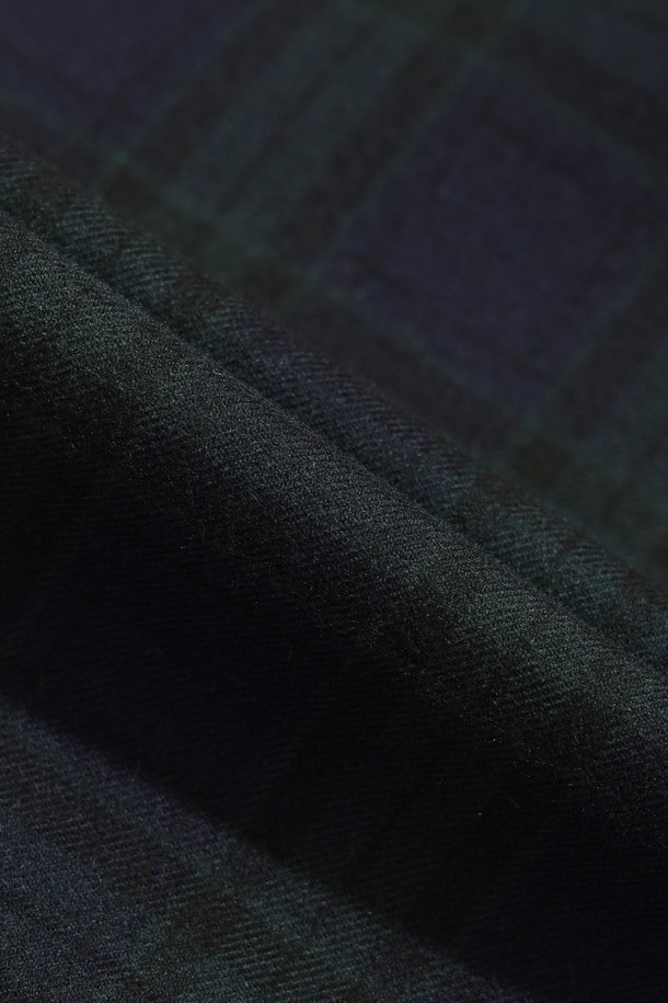 남성 TR 체크 패턴 팬츠는 가을, 겨울 시즌에 포멀과 캐주얼 스타일을 모두 아우르는 남성용 골프 팬츠입니다. 부드러운 촉감의 TR 소재로 제작되어 편안한 착용감을 선사하며, 허벅지 부분은 여유로운 핏으로 활동성을 높였습니다. 테이퍼드 핏으로 다리가 길어 보이는 효과를 주며, 체크 패턴이 클래식하고 세련된 분위기를 더합니다. 보온성이 뛰어나 쌀쌀한 날씨에도 따뜻하게 착용 가능하며, 골프룩과 출근룩 등 다양한 TPO에 활용 가능합니다. 다양한 아이템과 매치하여 미니멀, 캐주얼 스타일을 연출해보세요.
