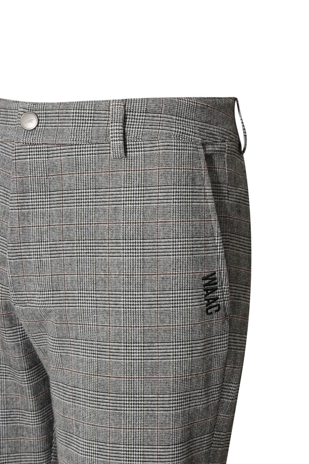 남성 TR 체크 패턴 팬츠입니다. 부드러운 촉감의 TR 소재로 제작되어 가을, 겨울 시즌에 따뜻하게 착용할 수 있습니다. 그레이 컬러의 테이퍼드핏 긴바지로, 포멀하면서도 캐주얼한 스타일을 연출합니다. 허벅지 부분에 여유를 주어 편안한 착용감을 제공하며, 골프, 일상, 비즈니스 캐주얼 등 다양한 TPO에 활용 가능합니다. 클래식, 캐주얼, 미니멀 스타일을 즐겨 입는 남성분들께 추천합니다.
