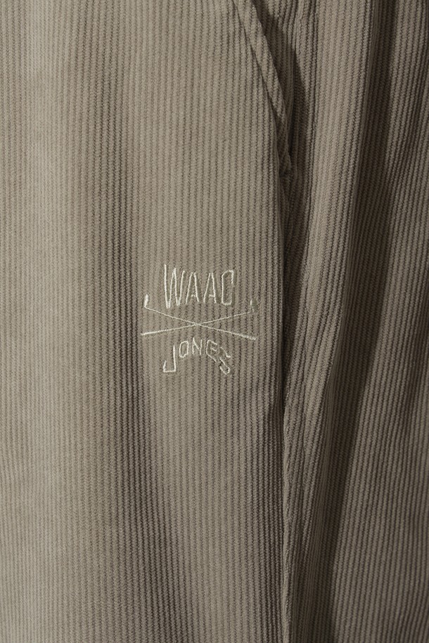 [JONES] 남성 코듀로이 더블 니 팬츠는 가을과 겨울, 골프 및 일상생활에서 모두 활용 가능한 남성용 바지입니다. 부드러운 촉감의 코듀로이, 폴리에스테르, 스판덱스 혼방 소재로 제작되어 보온성이 뛰어나고, 레귤러핏으로 편안한 착용감을 선사합니다. 베이지 컬러의 무지 디자인이며, JONES 로고가 새겨진 벨트 일체형으로 깔끔한 스타일을 연출합니다. 더블 니 디자인으로 활동성을 높였으며, 캐주얼, 클래식, 스포티한 다양한 스타일을 소화할 수 있습니다.
