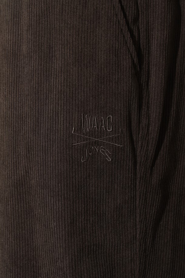 [JONES] 남성 코듀로이 더블 니 팬츠는 가을, 겨울 시즌에 어울리는 남성용 코듀로이 팬츠입니다. 브라운 컬러의 레귤러핏 긴바지로, 캐주얼, 스포티, 클래식 스타일을 모두 아우릅니다. 보온성이 우수하며, 부드러운 촉감의 코듀로이, 폴리에스테르, 스판덱스 혼방 소재로 제작되었습니다. 특히 더블 니 디자인으로 활동성을 높였으며, JONES 로고가 새겨진 일체형 벨트가 특징입니다. 골프룩은 물론 일상에서도 편안하게 착용할 수 있습니다.
