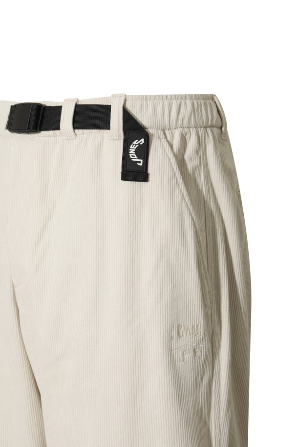 [JONES] 남성 코듀로이 더블 니 팬츠는 가을, 겨울 시즌에 어울리는 남성용 코듀로이 팬츠입니다. 부드러운 촉감의 코듀로이, 폴리에스테르, 스판덱스 혼방 소재로 제작되어 편안한 착용감을 선사합니다. 베이지 컬러의 무지 디자인에 레귤러핏으로 제작되었으며, 보온성이 우수하고 더블니 디자인으로 활동성을 더했습니다. JONES 로고가 새겨진 벨트 일체형 디자인으로, 골프 및 일상 캐주얼, 스포티, 클래식 스타일 연출에 활용 가능합니다. 허리 밴딩 처리로 편안함을 더했습니다.
