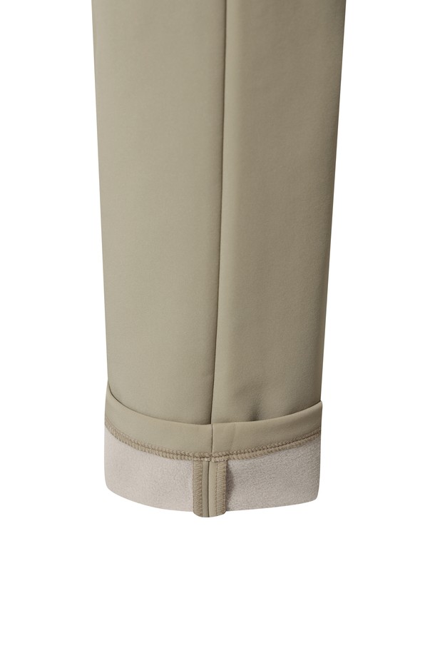 남성용 에센셜 본디드 팬츠는 겨울철 보온성을 책임지는 두꺼운 두께감의 긴바지입니다. 베이지 색상에 스포티하고 베이직한 스타일로, 골프 및 일상용으로 모두 활용 가능합니다. 나일론과 스판덱스 혼방 소재로 제작되어 부드러운 촉감과 뛰어난 신축성을 자랑하며, 기모 안감으로 따뜻함을 더했습니다. 레귤러핏과 스탠다드핏의 조화로 편안한 착용감을 제공하며, E-밴드 디테일과 밴딩 처리로 활동성을 높였습니다. 
