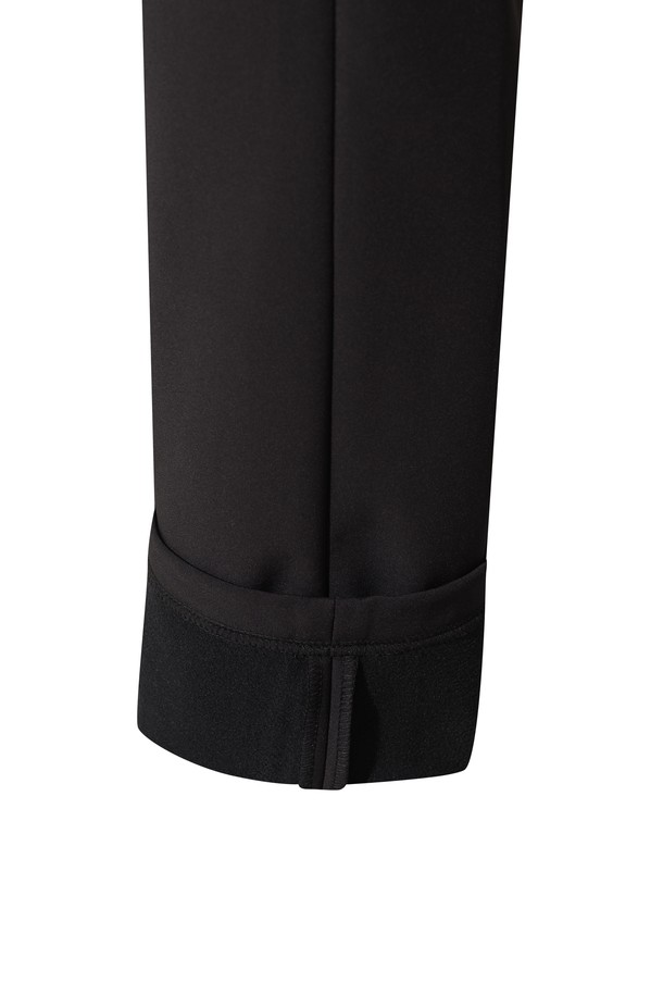 남성용 Men Essential Bonded Pants(본디드 팬츠)는 겨울철 추위에도 끄떡없는 보온성을 제공합니다. 부드러운 기모 안감과 두꺼운 두께, 나일론, 스판덱스 혼방 소재로 제작되어 편안한 착용감을 선사합니다. 스탠다드 핏과 레귤러 핏으로 제작되었으며, 무지 디자인에 블랙 컬러로 어떤 스타일에도 잘 어울립니다. E밴드 허리 밴딩으로 활동성을 높였으며, 골프룩, 일상복 등 다양한 TPO에 활용 가능합니다. 스포티, 미니멀, 클래식한 무드를 연출할 수 있습니다.
