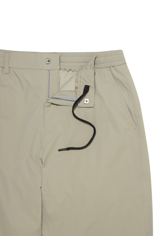 남성용 패딩 조거 팬츠입니다. 겨울철 골프 및 일상 활동에 적합하며, 캐주얼, 스포티, 미니멀 스타일을 연출할 수 있습니다. 보온성이 뛰어난 두꺼운 두께감과 가볍고 편안한 폴리에스터 소재를 사용하여 활동성을 높였습니다. 안감에는 패딩 처리가 되어 한겨울 추위에도 따뜻하게 착용 가능하며, 허리 스트링으로 사이즈 조절이 용이합니다. 조거핏 디자인으로 트렌디함과 편안함을 동시에 잡았습니다.
