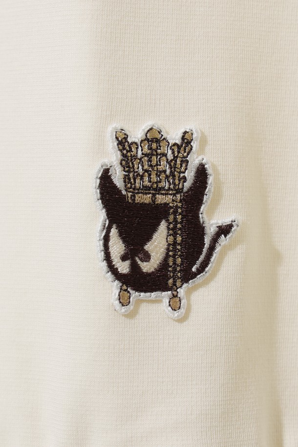 [GYEONGJU EDITION] WAACKY (경주 에디션) 크루넥 티셔츠는 스포티하면서도 클래식한 스타일을 추구하는 남성 고객을 위해 디자인되었습니다. 봄, 가을 시즌에 적합하며, 골프 및 일상생활에서 모두 활용 가능한 실용적인 아이템입니다. 아이보리와 화이트 두 가지 색상으로 출시되었으며, 레귤러 핏에 긴소매 기장으로 편안한 착용감을 선사합니다. 경주 에디션 한정판으로, 천마총 천마도를 모티프로 한 와키 캐릭터 그래픽과 소매 패치 디테일이 돋보입니다. 라운드넥 디자인으로 어떤 스타일에도 쉽게 매치할 수 있습니다.
