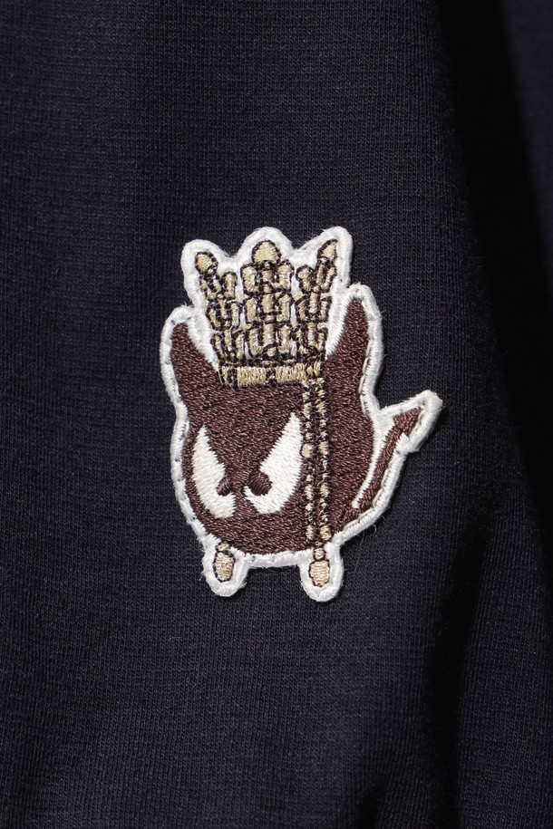 [GYEONGJU EDITION] 와키 크루넥 티셔츠는 경주 에디션 한정판으로, 클래식과 스포티 스타일을 모두 아우르는 남성용 크루넥 티셔츠입니다. 네이비 컬러의 레귤러핏 긴소매 디자인으로, 봄, 가을 시즌에 골프 및 일상용으로 활용하기 좋습니다. 천마총 천마도를 모티브로 한 그래픽과 소매 금관 와키 패치 디테일, 뒷목 그래픽 포인트가 특징입니다. 라운드넥 디자인으로 편안한 착용감을 선사합니다.
