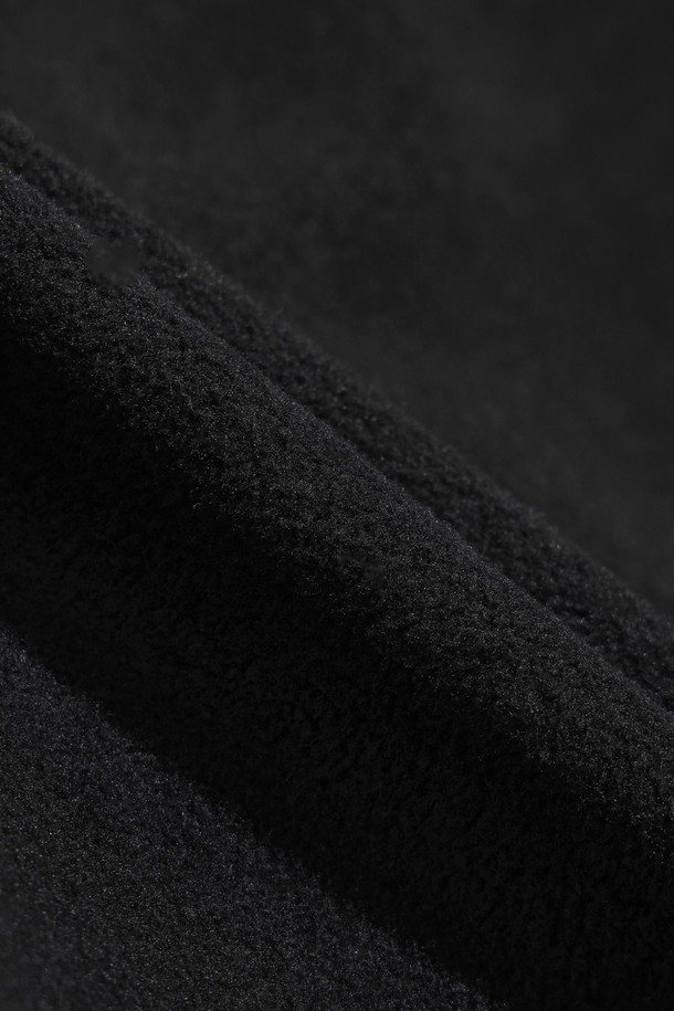 [JONES] Men Polartec(폴라텍) 레트로 플리스 풀오버는 남성용 상의로, 골프 및 겨울 데일리룩에 적합합니다. 부드러운 촉감의 플리스와 폴라텍 소재, 두꺼운 두께의 기모 안감으로 보온성과 흡습성을 갖춰 추운 날씨에도 따뜻하게 착용할 수 있습니다. 레귤러 핏의 하프넥 디자인으로 스포티함과 캐주얼한 스타일을 동시에 연출하며, 무지 패턴에 배색 플라켓과 포켓 디테일, 러버탭 로고로 포인트를 더했습니다. [WAAC] X JONES 콜라보레이션 제품으로, 긴 소매 기장의 레귤러핏 플리스 풀오버입니다.
