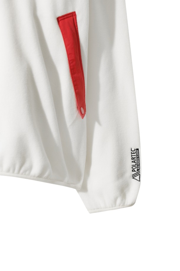 [JONES] 맨 폴라텍 레트로 플리스 풀오버는 WAAC X JONES 콜라보레이션으로 탄생한 남성용 플리스 풀오버입니다. 부드러운 촉감의 폴라텍 플리스 소재에 기모 안감을 더해 보온성을 높였으며, 겨울철 골프룩 또는 캐주얼 스타일 연출에 적합합니다. 레귤러핏과 하프넥 디자인으로 편안한 착용감을 제공하며, 화이트와 레드의 두 가지 컬러로 만나볼 수 있습니다. JONES 러버탭 로고, 배색 플라켓, 포켓 디테일이 돋보이는 스포티하면서도 미니멀한 디자인의 플리스 풀오버입니다.
