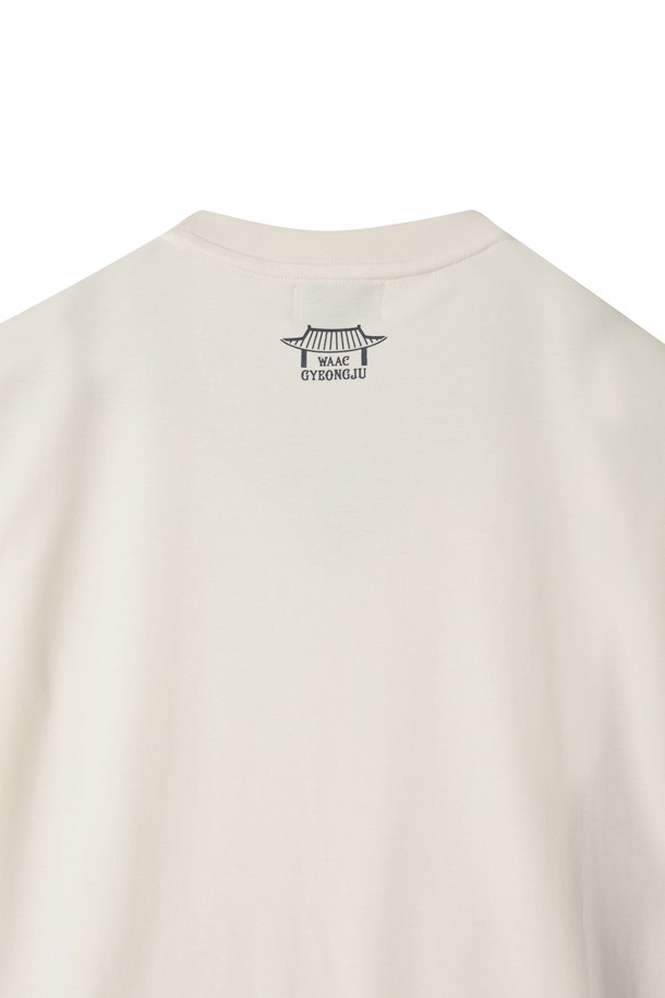 [GYEONGJU EDITION] 남성 크루넥 티셔츠는 골프 및 일상용으로 적합한 베이직 & 스포티 스타일의 반소매 티셔츠입니다. 화이트 컬러의 레귤러 기장으로 제작되었으며, 넥 라인 안쪽 보강 처리가 돋보입니다. 뒷면 목 부분에는 경주를 상징하는 프린팅이, 전면에는 경주 문화유산을 담은 자수 디테일이 더해져 특별함을 더합니다. 베이직핏의 라운드넥 디자인으로 편안한 착용감을 선사하며, 여름 시즌에 시원하게 즐길 수 있습니다. 미니멀한 디자인으로 다양한 골프룩 연출이 가능합니다.
