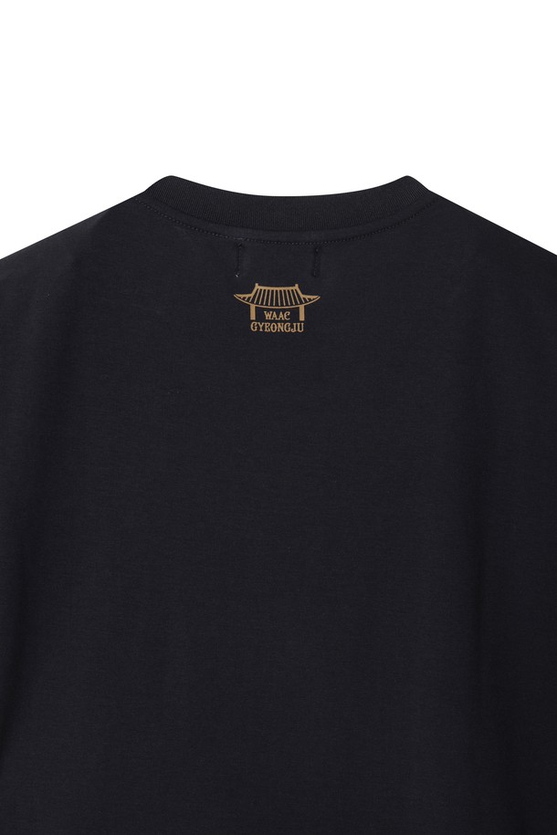 [GYEONGJU EDITION] 남성 크루넥 티셔츠는 골프 및 일상용으로 착용하기 좋은 베이직 스타일의 블랙 컬러 티셔츠입니다. 반소매 레귤러 기장으로, 라운드넥 디자인에 베이직핏을 적용하여 편안한 착용감을 제공합니다. 경주 문화유산을 모티브로 한 자수 디테일과 뒷면 목 부분의 경주 상징 프린팅이 특징입니다. 넥라인 안쪽 보강 처리로 내구성을 높였으며, 캐주얼, 미니멀, 클래식 스타일을 즐겨 입는 남성분들께 추천합니다. 여름 시즌에 시원하게 착용할 수 있는 상품입니다.
