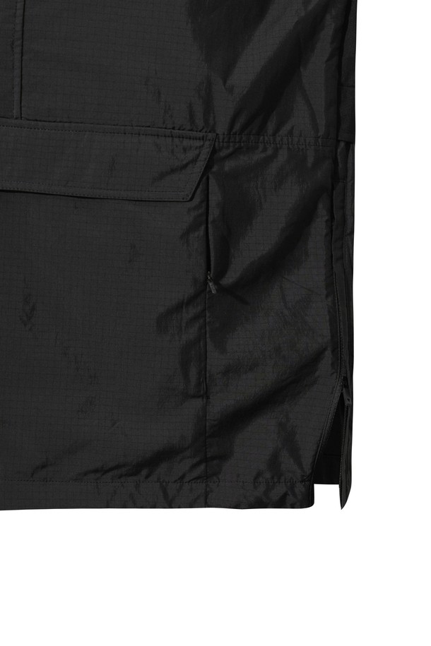 블랙 컬러의 남성용 패딩 하이브리드 아노락입니다. 골프 및 일상생활에서 스포티하고 캐주얼한 스타일을 연출할 수 있습니다. 방풍, 보온 기능과 신축성을 갖춘 두꺼운 두께감의 나일론 소재로 제작되었습니다. 하프 집업 디자인과 레귤러핏으로 편안한 착용감을 제공하며, 겨울철에도 따뜻하게 활동할 수 있습니다. 미니멀한 무드의 무지 디자인으로 다양한 룩에 활용하기 좋습니다.
