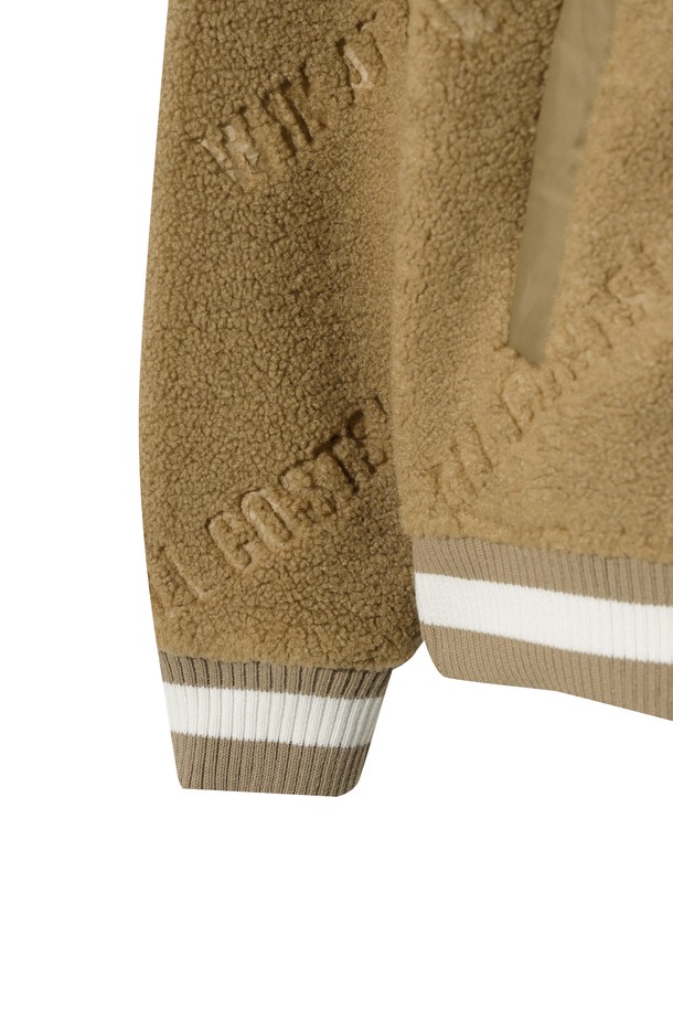 베이지 컬러의 남성용 부클 바시티 재킷입니다. 플리스와 부클 소재를 사용하여 부드러운 촉감과 두꺼운 두께로 뛰어난 보온성을 제공합니다. 스포티하면서도 캐주얼한 스타일로, 골프룩 또는 일상복으로 활용하기 좋습니다. 넥, 소매, 밑단에 니트 시보리를 적용하여 편안함과 안정감을 더했습니다. 레귤러 핏의 긴 소매 버튼 여밈 방식의 자켓으로, 로고 패턴이 특징입니다.
