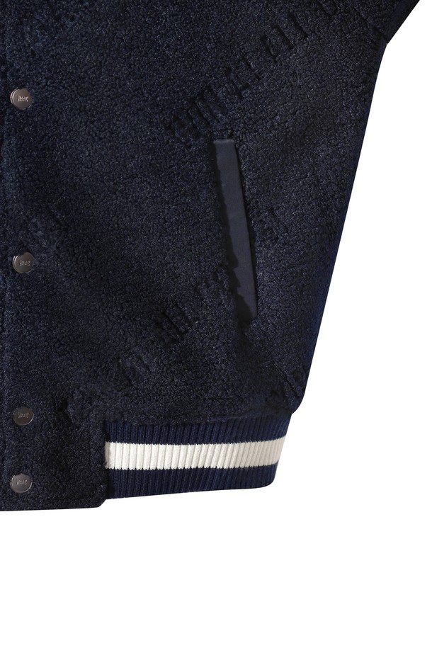 남성용 부클 바시티 재킷은 겨울철 추위를 막아줄 두꺼운 두께감의 아우터입니다. 네이비 컬러에 스포티하고 캐주얼한 스타일을 더했으며, 골프룩과 출근룩 등 다양한 TPO에 활용할 수 있습니다. 플리스와 부클 소재를 사용하여 부드러운 촉감을 선사하며, 보온과 방풍 기능으로 추운 날씨에도 따뜻하게 착용할 수 있습니다. 넥, 소매, 밑단에 니트 시보리를 적용하여 활동성을 높였으며, 레귤러핏으로 편안한 착용감을 제공합니다. 로고 패턴의 바시티 재킷으로, 캐주얼, 스포티, 미니멀 스타일을 모두 소화할 수 있습니다.
