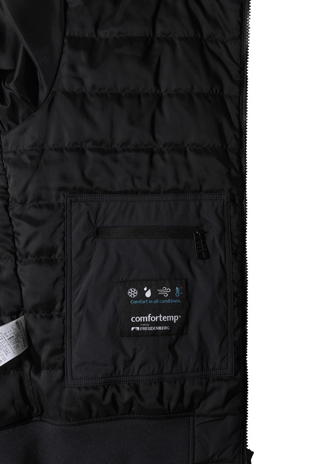 블랙 색상의 패디드 봄버 자켓입니다. 남성용으로, 골프 및 일상복으로 활용하기 좋습니다. 나일론과 스판덱스 혼방 소재로 제작되어 부드러운 촉감과 신축성을 제공하며, 두꺼운 두께감으로 겨울철 보온성을 높여줍니다. 경량 패딩 안감과 니트 시보리 디테일이 특징이며, 레귤러 핏과 긴 소매 기장, 집업 여밈 방식으로 편안한 착용감을 선사합니다. 캐주얼, 스포티, 미니멀 스타일을 모두 소화할 수 있는 활용도 높은 아우터입니다.
